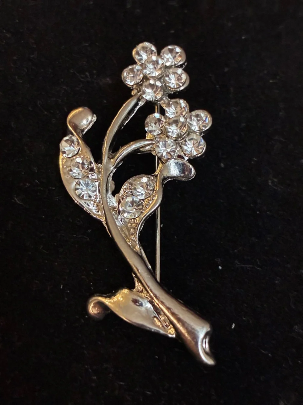 VINTAGE EUC FLOWER BROOCH SILVER TONE W/ RHINESTONES